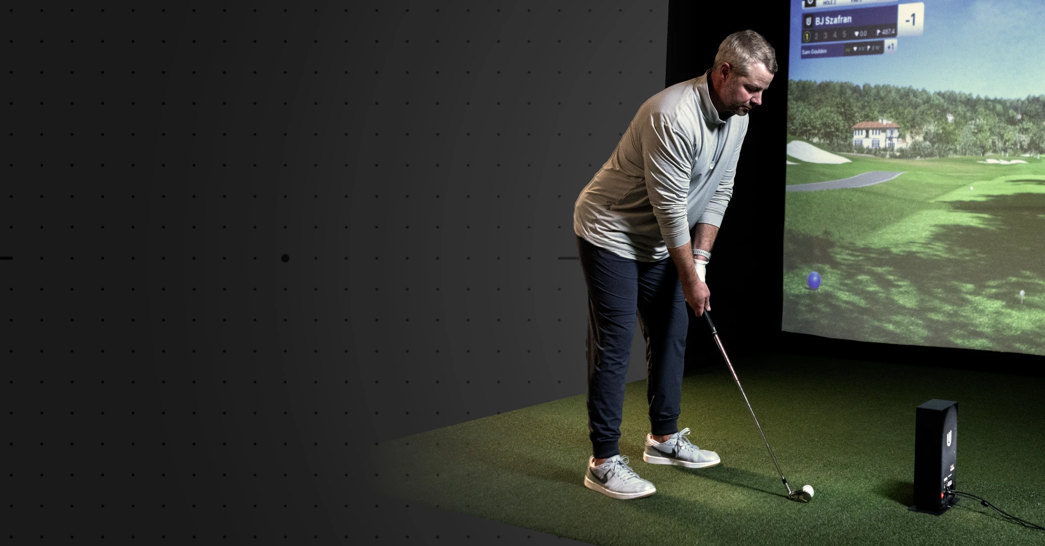 Golfer playing on Uneekor SIMKIT